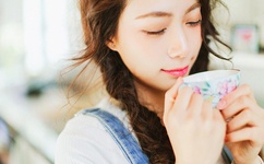 同桌把他的J坐进我的下面